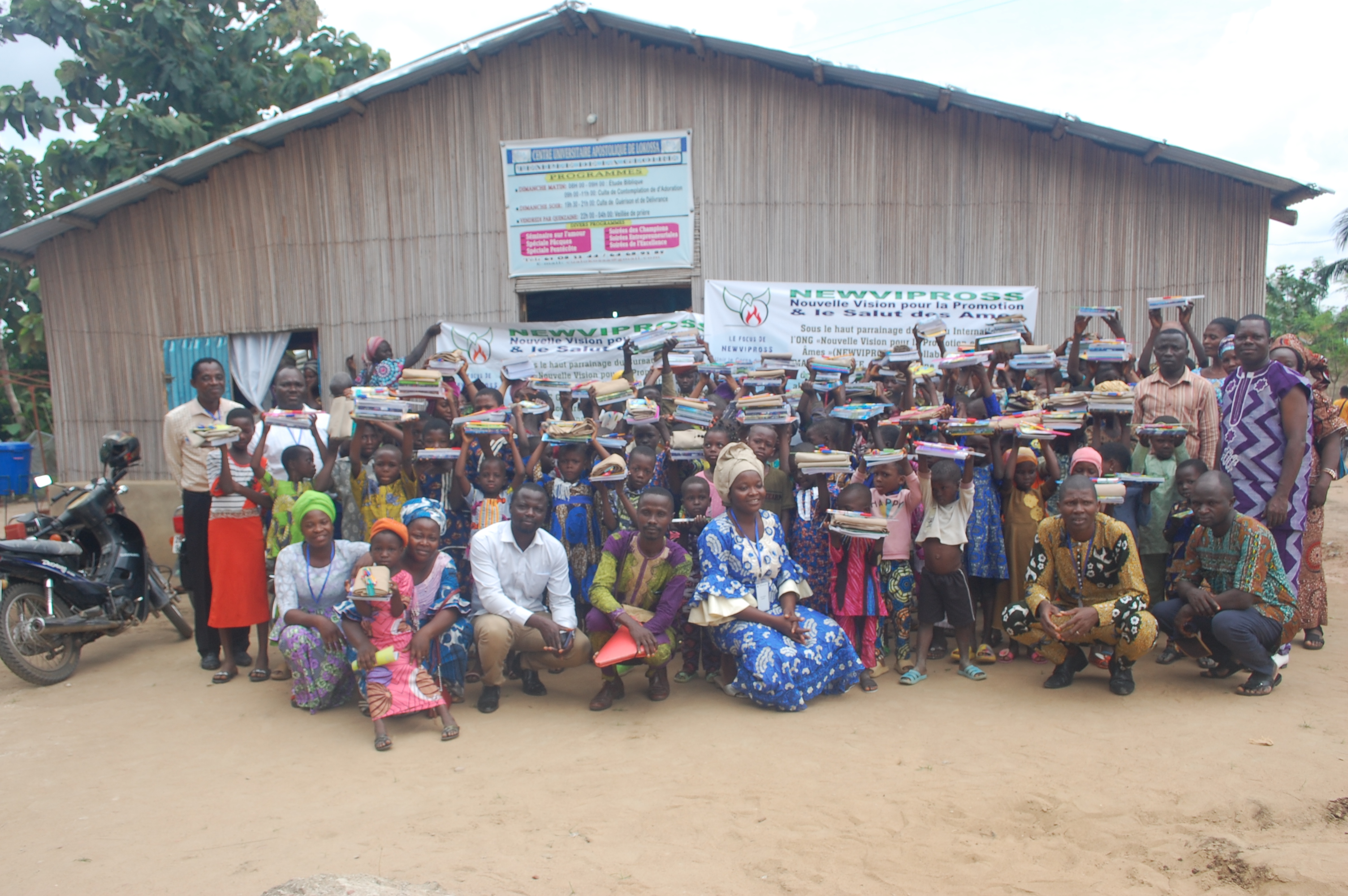 Remise de kits scolaires aux enfants par NEWVIPROSS